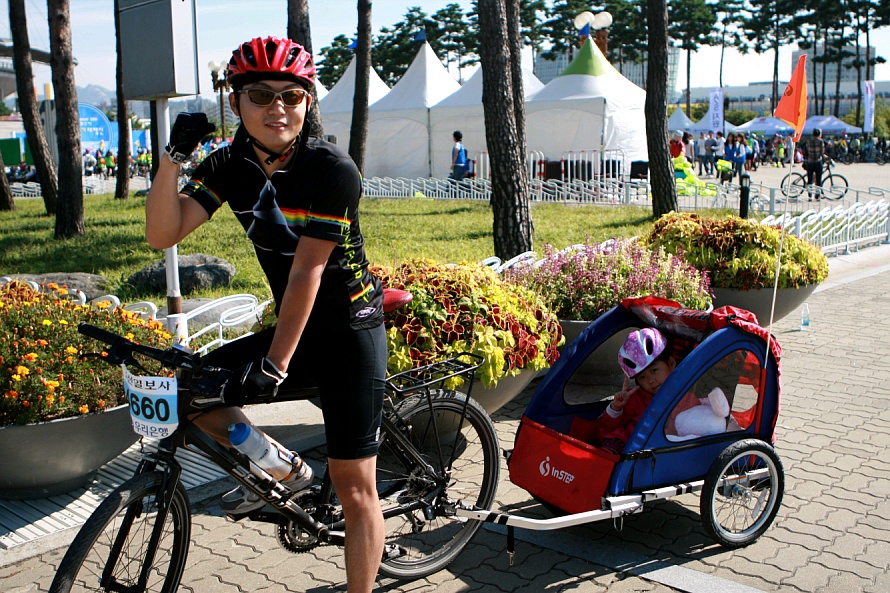▲ 이날 대회에 유아용 트레일러를 자전거에 달고 나온 직장인 최익준 씨. ⓒ 뉴데일리