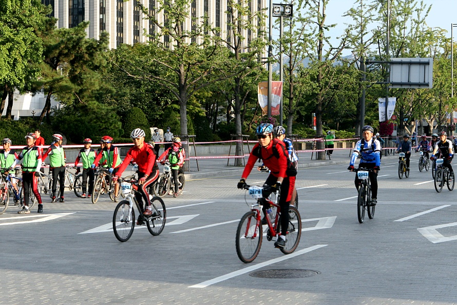 ▲ 자전거 대열을 갖추려는 시민들 모습. ⓒ 뉴데일리