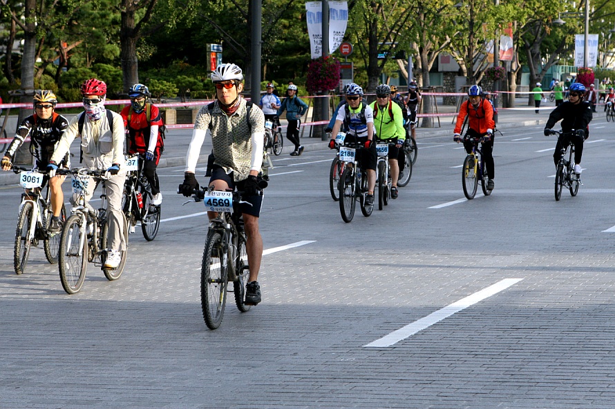 ▲ 자전거 대열을 갖추려는 시민들 모습. ⓒ 뉴데일리