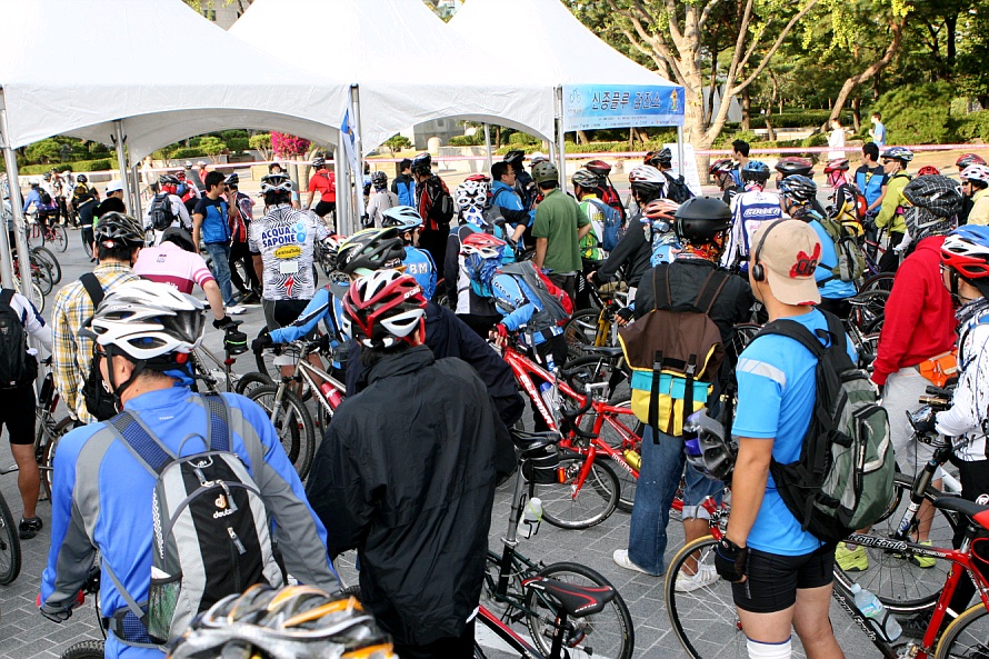 ▲ 자전거 행사 시작전, 신종플루 검사를 위해 대기하고 있는 시민들 모습. ⓒ 뉴데일리