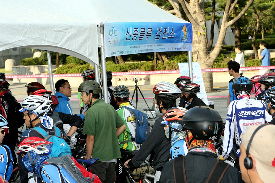 ▲ 자전거 행사 시작전, 신종플루 검사를 위해 대기하고 있는 시민들 모습. ⓒ 뉴데일리