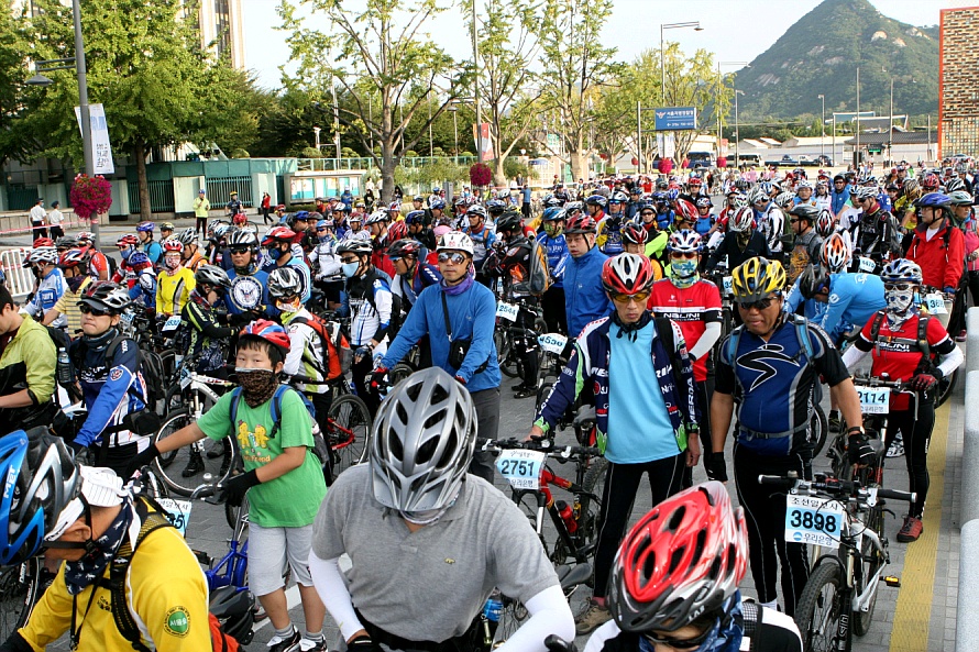 ▲ 자전거 행사 시작전, 신종플루 검사를 위해 대기하고 있는 시민들 모습. ⓒ 뉴데일리