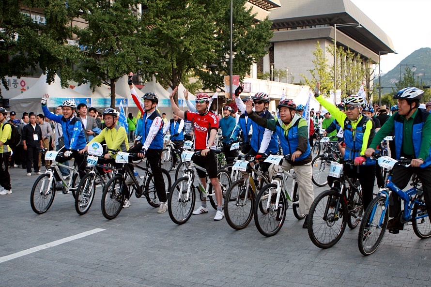 ▲ 푸른 자전거 행사에 동참, 시작을 알리는 신호에 손을 들어보이는 각계 인사들. ⓒ 뉴데일리