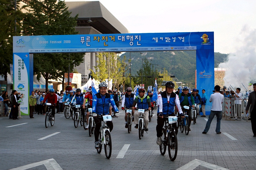▲ 자전거를 타며 속력을 내기 시작하는 각계 인사들. ⓒ 뉴데일리
