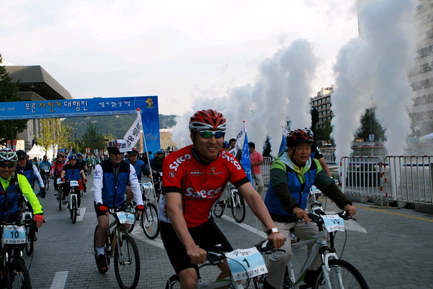 ▲ 자전거를 타며 속력을 내기시작하는 각계 인사들. ⓒ 뉴데일리