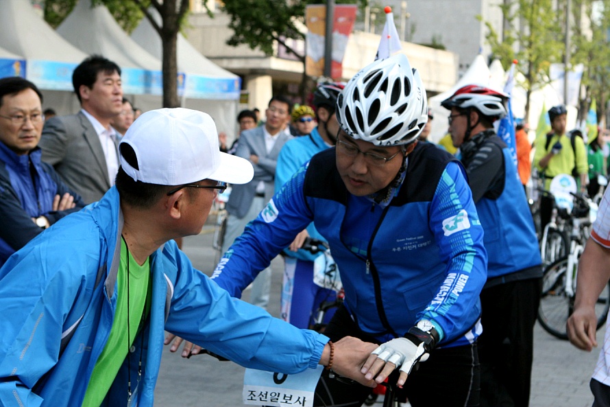 ▲ 자전거에 대해 설명을 듣고 있는 한나라당 '박진' 의원. ⓒ 뉴데일리