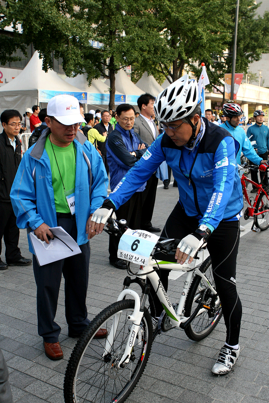 ▲ 자전거에 대해 설명을 듣고 있는 한나라당 '박진' 의원. ⓒ 뉴데일리