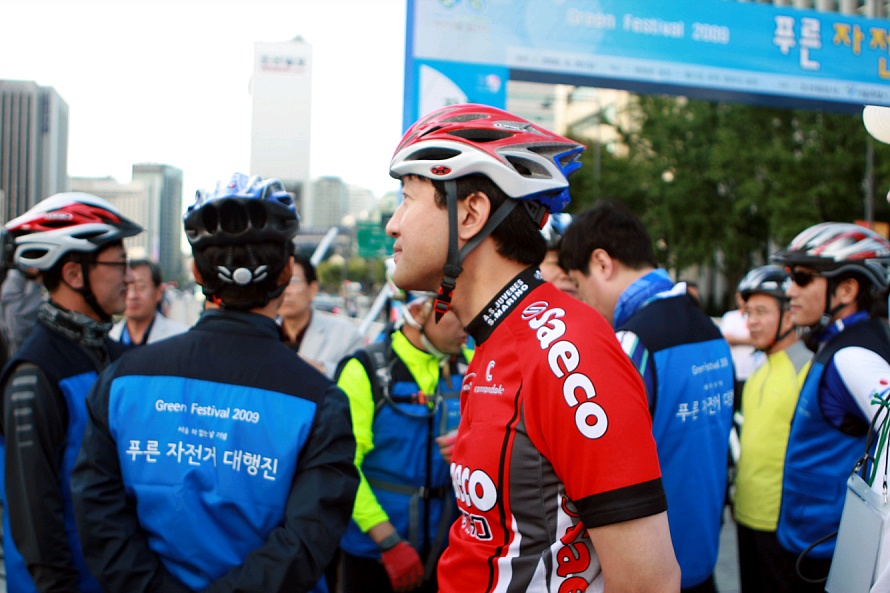 ▲ 푸른 자전거 행사를 직접 지켜보고 있는 '오세훈' 서울시장. ⓒ 뉴데일리