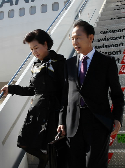 ▲ 유엔 기후변화 정상회의와 G20 금융정상회의 참석차 미국을 방문중인 이명박 대통령 내외가 20일 오후(현지시간) 뉴욕 JFK공항에 도착해 비행기에서 내려오고 있다. ⓒ 연합뉴스