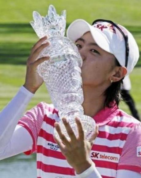 ▲ LPGA 첫 우승을 따낸 최나연이 트로피에 입맞추고있다.(연합뉴스)