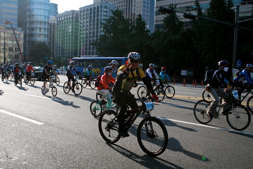 ▲ 나이를 잊고 즐겁게 자전거를 타고 있는 한 시민. ⓒ 뉴데일리