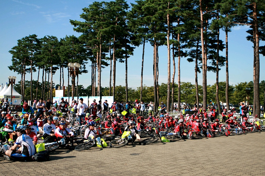 ▲ 자전거 완주 후, 휴식을 취하고 있는 시민들. ⓒ 뉴데일리