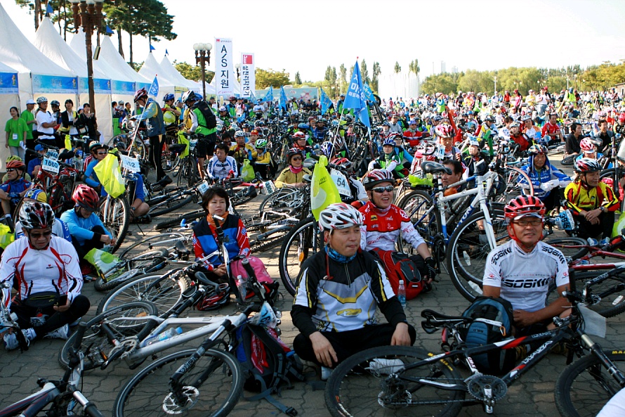 ▲ 자전거 완주 후, 행사공연에 즐거워하는 시민들. ⓒ 뉴데일리