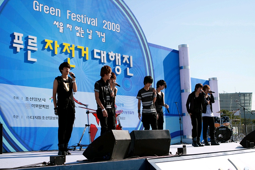 ▲ 푸른 자전거 행사 공연에 참가, 열창하고 있는 아이돌 그룹 '씨' ⓒ 뉴데일리