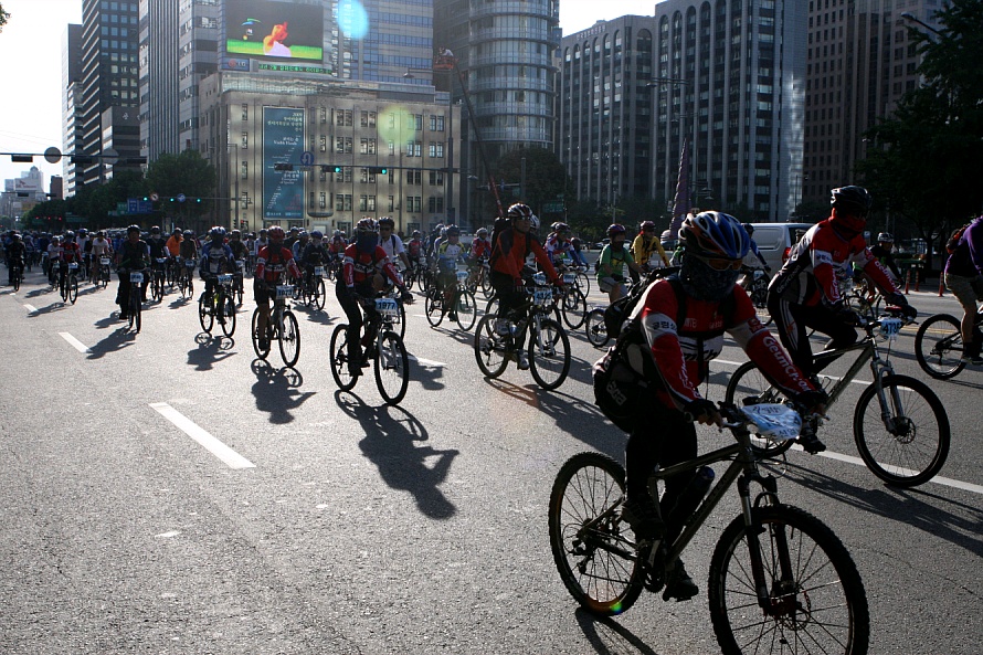 ▲ 뜨거운 햇살을 등지고 열심히 달리고 있는 자전거 동호회 회원들. ⓒ 뉴데일리