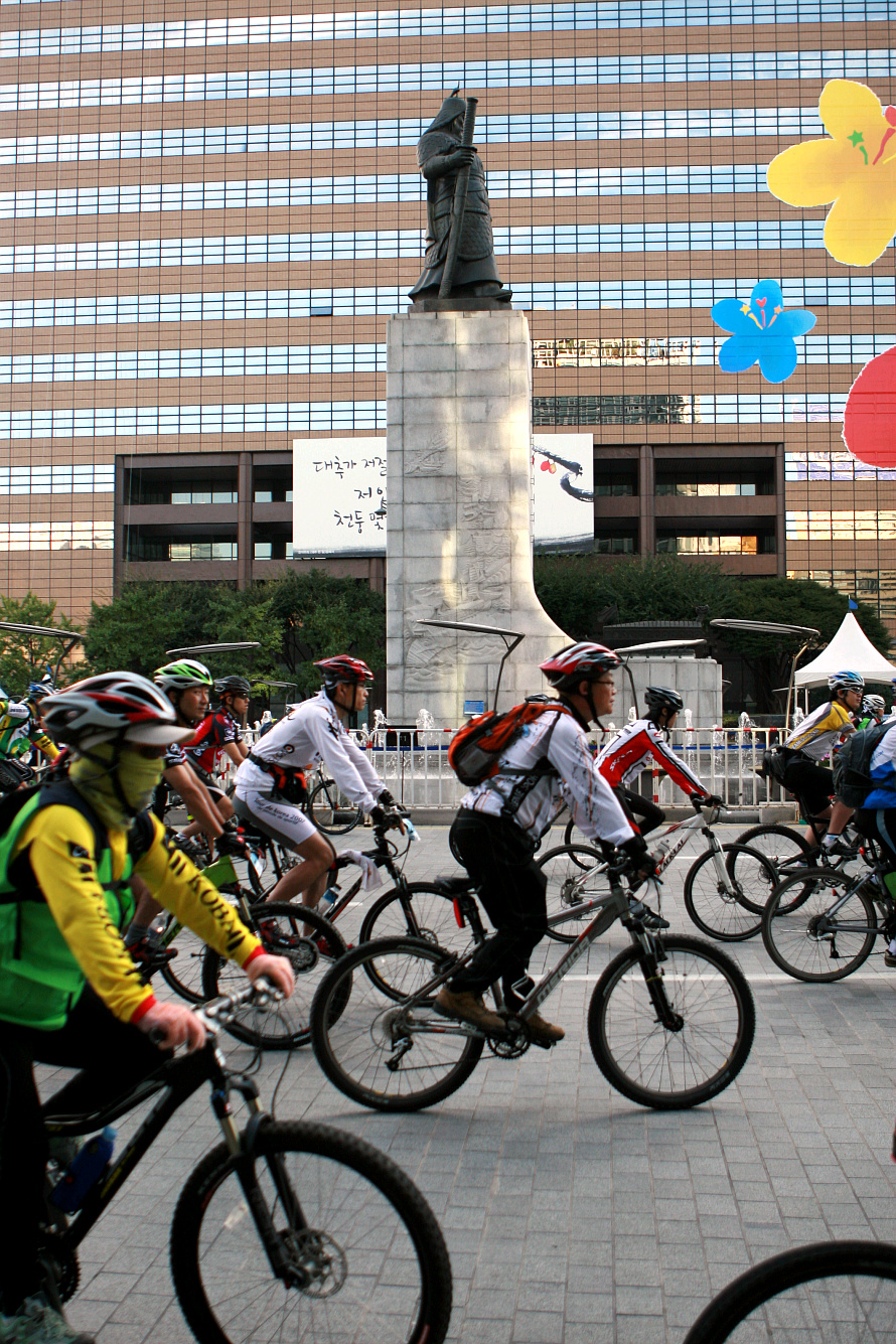 ▲ 광화문 광장을 힘차게 달리는 시민들. ⓒ 뉴데일리