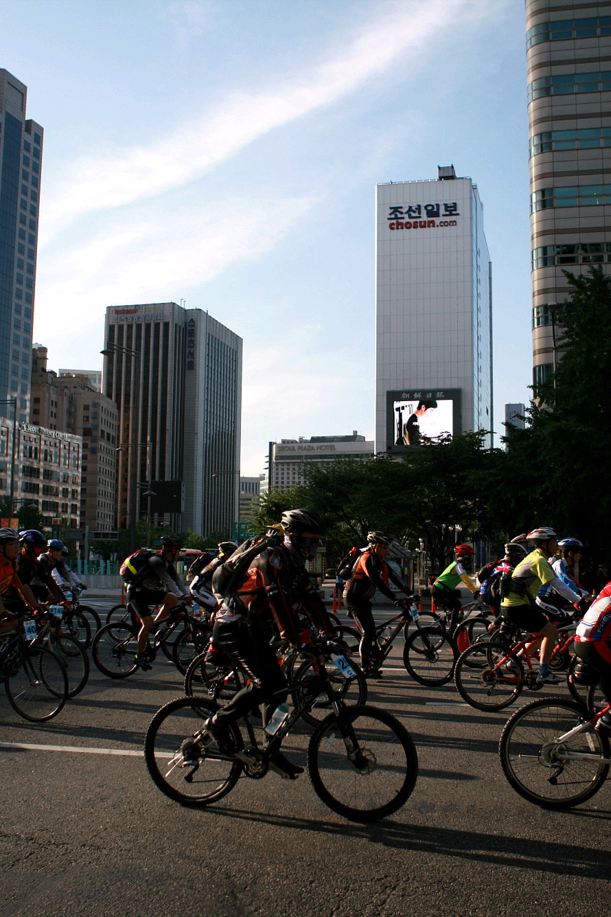 ▲ 조선일보 사옥을 자전거로 지나가는 시민들. ⓒ 뉴데일리