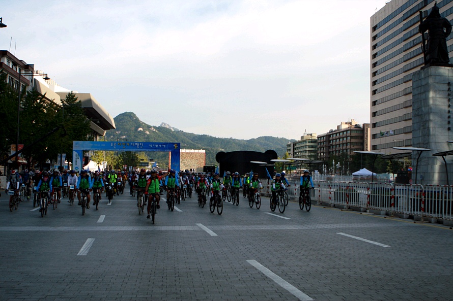 ▲ 자전거 동호회 회장의 인솔하에 움직이는 회원들. ⓒ 뉴데일리