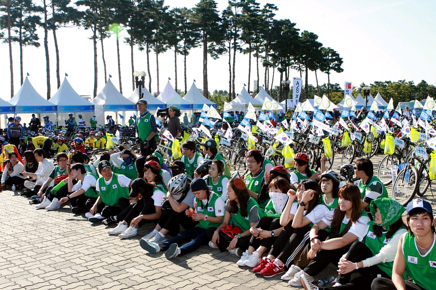 ▲ 자전거 완주 후, 상암월드컵공원 '평화의 광장'에서 행사공연을 즐기고 있는 '대학생 자전거 그린 물결 캠프' 회원들. ⓒ 뉴데일리