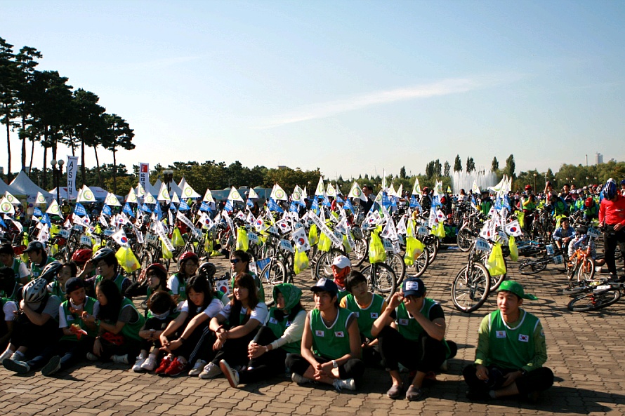▲ 자전거 완주 후, 상암월드컵공원 '평화의 광장'에서 행사공연을 즐기고 있는 '대학생 자전거 그린 물결 캠프' 회원들. ⓒ 뉴데일리