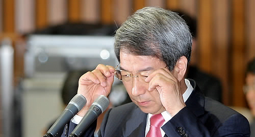 ▲ 정운찬 국무총리 후보자가 21일 오전 국회에서 열린 인사청문회에서 모두발언을 하기에 앞서 안경을 고쳐 쓰고 있다.ⓒ연합뉴스