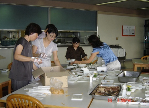 ▲ 가스공사 직원들이 마련한 도시락을 이용, 무료급식을 준비하고 있는 모습. ⓒ 뉴데일리