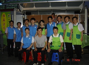 ▲ 수원역 '사랑의 밥차' 배식봉사팀. ⓒ 뉴데일리