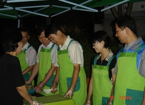 ▲ 수원역 '사랑의 밥차' 배식봉사팀. ⓒ 뉴데일리