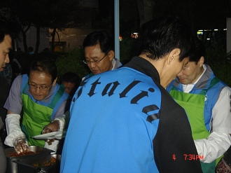 ▲ 수원역 '사랑의 밥차' 배식봉사팀. ⓒ 뉴데일리