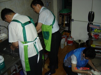 ▲ 수원역 '사랑의 밥차' 배식봉사팀. ⓒ 뉴데일리