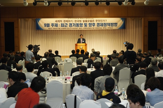 ▲ 윤증현 기획재정부 장관이 20일 오전 서울 명동 은행회관에서 열린 한국선진화포럼에 참석, 조찬 강연을 하고 있다. ⓒ 뉴데일리