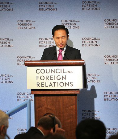 ▲ 미국 뉴욕을 방문중인 이명박 대통령이 21일(미국 현지시간) 낮 미국외교협회, 코리아소사이어, 아시아소사이어티 공동주최 오찬에 참석해 '차세대 한미동맹의 비전과 과제'란 제목의 연설을 하고 있다. ⓒ 연합뉴스