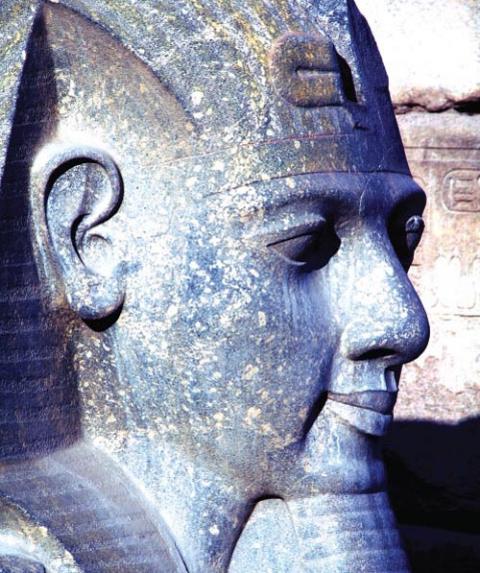 ▲ 람세스2세 머리상(룩소르 신전 탑문앞).