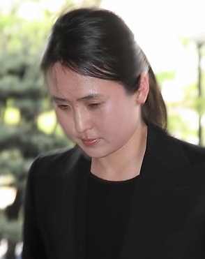 ▲ 신정아가 지난 4월 23일 1심 선고공판을 받기 위해 서울 서부지법 법정으로 들어서고 있는 모습.  ⓒ 연합뉴스