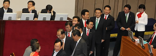 ▲ 16일 오후 국회 본회의장에서 여야 의원들이 민일영 대법관 인준 처리를 위해 투표하고 있다. ⓒ연합뉴스