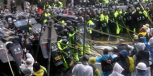 ▲ 지난 5월 대전에서 발생한 민노총의 시위 장면. 죽창이 등장, 전쟁터를 방불케 하고 있다. ⓒ 연합뉴스