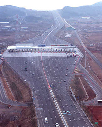 ▲ 신공항 고속도로 톨게이트 전경 ⓒ연합뉴스 