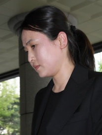 ▲ 지난 4월&nbsp;23일 오전 1심 선고공판을 받기 위해 신정아가 서울 서부지법 법정으로 들어서고 있는 모습.&nbsp;ⓒ&nbsp;연합뉴스