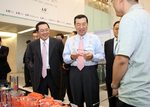 ▲ 구자홍 회장이 전기자동차용 초고압 커넥터를 살펴보고 있는 모습(왼쪽부터 구자열 LS전선 회장, 구자홍 LS회장). &nbsp;ⓒ 뉴데일리