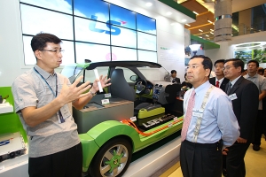 ▲ 전기자동차 모형 앞에서 연구원의 설명을 듣고 있는 구자홍 회장.&nbsp; ⓒ 뉴데일리