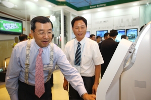 ▲ 그린 Biz 홍보관에서 직접 시연을 하고 있는 구자홍 회장. &nbsp;ⓒ 뉴데일리