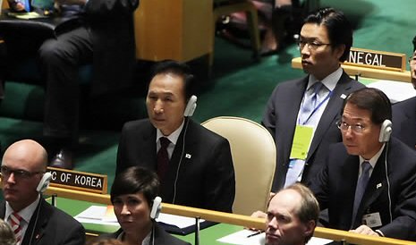 ▲ 이명박 대통령이 22일 오전(현지시간) 뉴욕 유엔본부에서 열린 기후변화 정상회의 개회식에 참석해 유명환 외교통상부 장관과 함께 앉아 있다. ⓒ&nbsp;연합뉴스