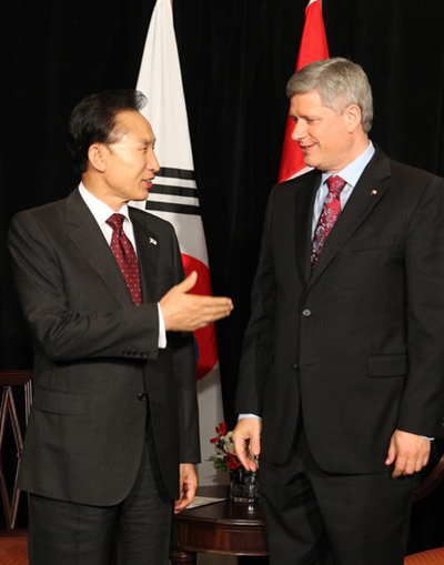 ▲ 이명박 대통령이 22일 오후(현지시간) 미국 뉴욕 인터컨티넨탈호텔에서 스티븐 하퍼 캐나다 총리와 정상회담을 하고 있다. ⓒ&nbsp;연합뉴스&nbsp;