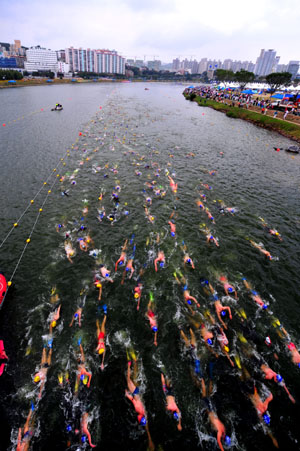 ▲ 김택수씨의 ‘물과 사람’. ⓒ 뉴데일리