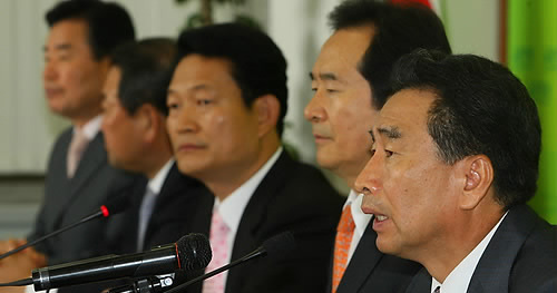 ▲ 23일 오전 국회에서 열린 민주당 최고위원회의에서 이강래(오른쪽) 원내대표가 정운찬 국무총리후보자 인사청문회 결과에 대한 평을 하고 있다. ⓒ연합뉴스