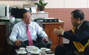 ▲ 백한기 6.25남침피해유족회 회장(오른쪽)이 22일 향군을 방문, 신원배 사무총장을 만나고 있다. ⓒ 뉴데일리 