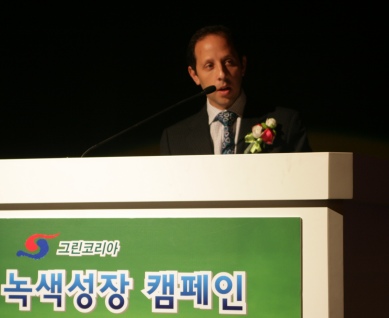 ▲ 23일 아주경제 주최로 서울프라자호텔에서 열린 '뉴 글로벌 경제 패러다임과 녹색성장 국가전략' 심포지엄에서 주제 발표를 하고 있는 차드 스타인버그(Chad Steinberg) 국제통화기금(IMF) 수석 이코노미스트.  ⓒ 뉴데일리