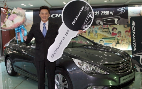 ▲ 신형 쏘나타 1호차의 주인공인 영화배우 장동건이 신형 쏘나타 앞에서 포즈를 취하고 있는 모습. &nbsp;ⓒ 뉴데일리