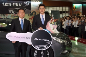 ▲ 신영동 국내영업본부장(사진 왼쪽)이 영화배우 장동건(사진 오른쪽)에게 신형 쏘나타 모형 열쇠를 전달하고 있는 모습.&nbsp; ⓒ 뉴데일리