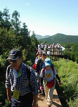 ▲ 지난달 24일 제1회 제주도 거문오름 워킹대회에 참가한 일본인 100여명이 거문오름 주변의 8㎞ 태극길 코스를 걸으며 제주 세계자연유산지구의 아름다움을 만끽하고 있다. ⓒ 연합뉴스